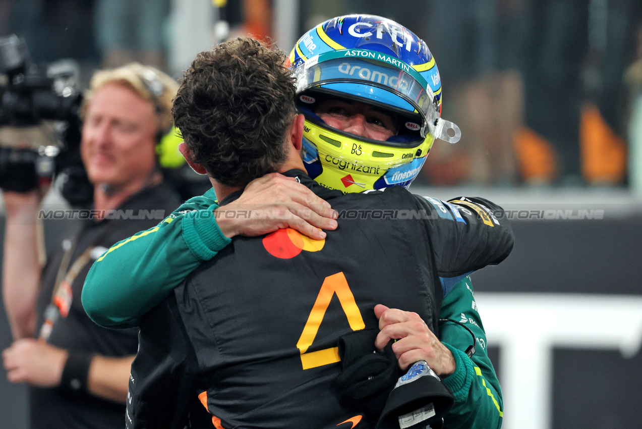 GP ABU DHABI, Third placed World Champion Lando Norris (GBR) McLaren celebrates with Fernando Alonso (ESP) Aston Martin F1 Team in parc ferme.

07.12.2025. Formula 1 World Championship, Rd 24, Abu Dhabi Grand Prix, Yas Marina Circuit, Abu Dhabi, Gara Day.

- www.xpbimages.com, EMail: requests@xpbimages.com © Copyright: Bearne / XPB Images