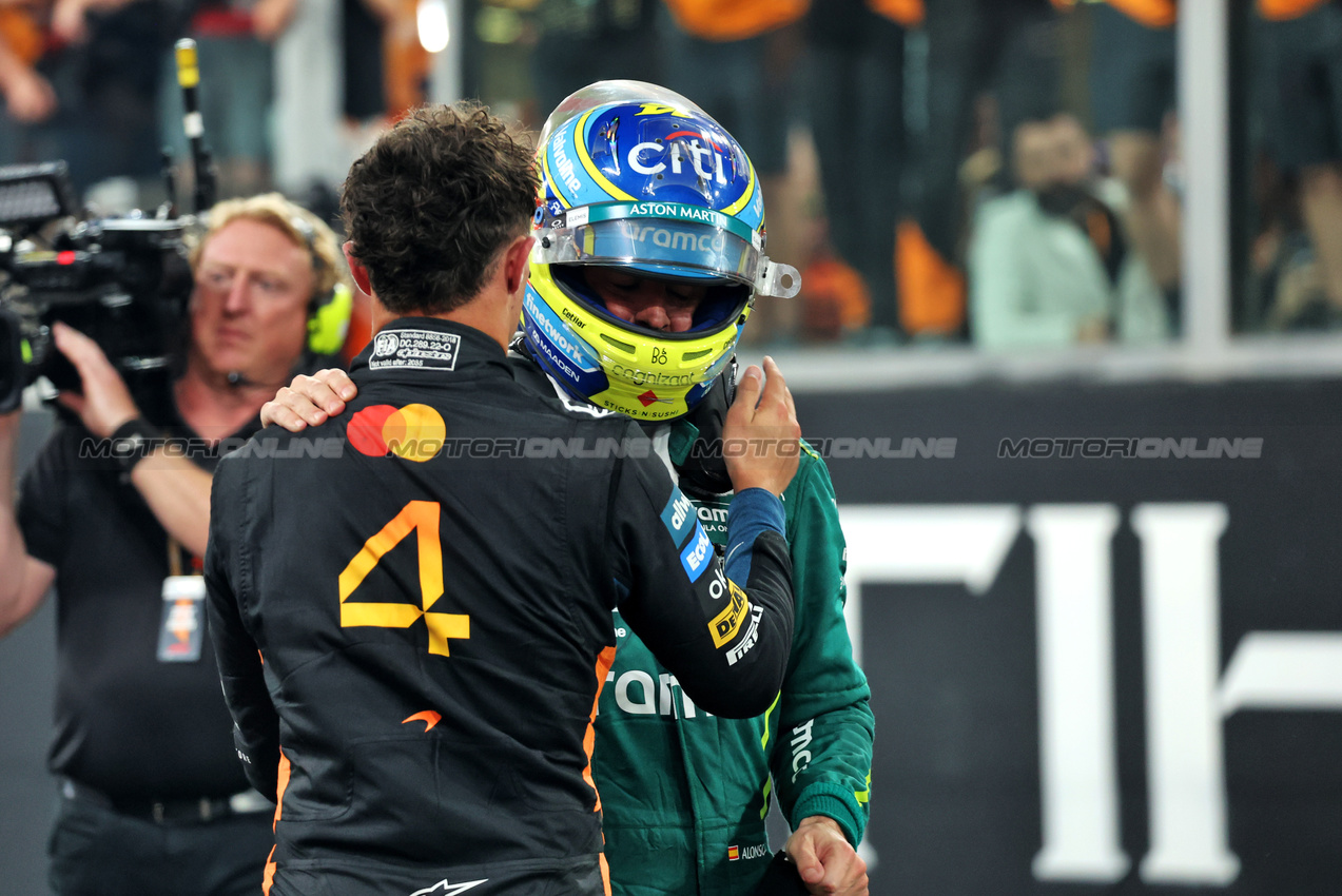 GP ABU DHABI, Third placed World Champion Lando Norris (GBR) McLaren celebrates with Fernando Alonso (ESP) Aston Martin F1 Team in parc ferme.

07.12.2025. Formula 1 World Championship, Rd 24, Abu Dhabi Grand Prix, Yas Marina Circuit, Abu Dhabi, Gara Day.

- www.xpbimages.com, EMail: requests@xpbimages.com © Copyright: Bearne / XPB Images