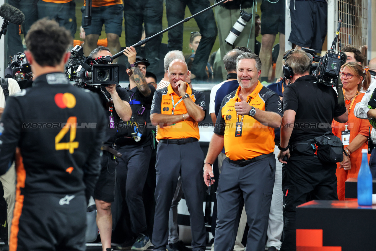 GP ABU DHABI, Zak Brown (USA) McLaren Executive Director in parc ferme.

07.12.2025. Formula 1 World Championship, Rd 24, Abu Dhabi Grand Prix, Yas Marina Circuit, Abu Dhabi, Gara Day.

- www.xpbimages.com, EMail: requests@xpbimages.com © Copyright: Bearne / XPB Images