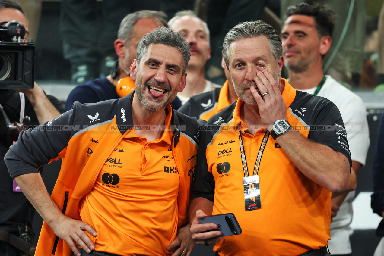 GP ABU DHABI, (L to R): Andrea Stella (ITA) McLaren Team Principal with Zak Brown (USA) McLaren Executive Director in parc ferme.
07.12.2025. Formula 1 World Championship, Rd 24, Abu Dhabi Grand Prix, Yas Marina Circuit, Abu Dhabi, Gara Day.
- www.xpbimages.com, EMail: requests@xpbimages.com © Copyright: Bearne / XPB Images