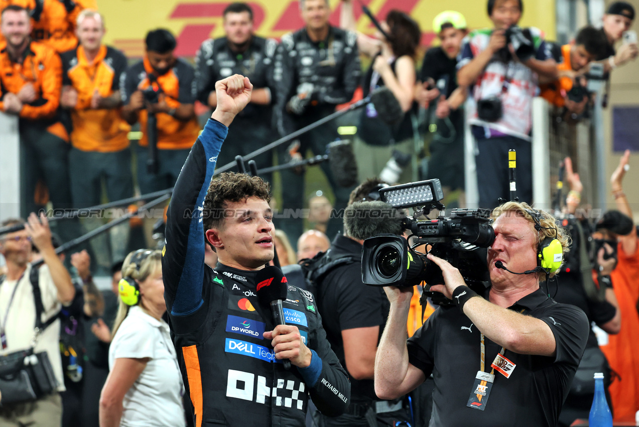 GP ABU DHABI, Third placed World Champion Lando Norris (GBR) McLaren celebrates in parc ferme.

07.12.2025. Formula 1 World Championship, Rd 24, Abu Dhabi Grand Prix, Yas Marina Circuit, Abu Dhabi, Gara Day.

- www.xpbimages.com, EMail: requests@xpbimages.com © Copyright: Bearne / XPB Images