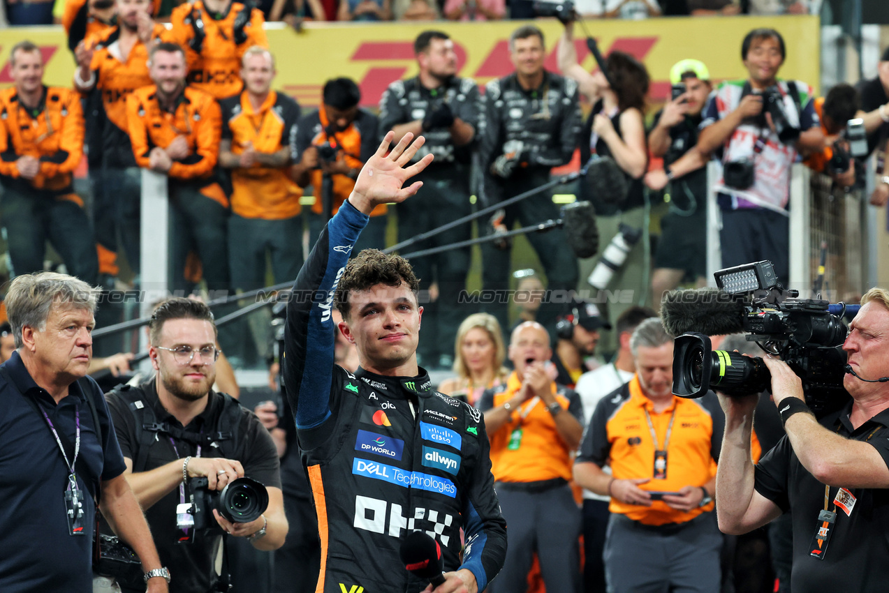 GP ABU DHABI, Third placed World Champion Lando Norris (GBR) McLaren celebrates in parc ferme.

07.12.2025. Formula 1 World Championship, Rd 24, Abu Dhabi Grand Prix, Yas Marina Circuit, Abu Dhabi, Gara Day.

- www.xpbimages.com, EMail: requests@xpbimages.com © Copyright: Bearne / XPB Images