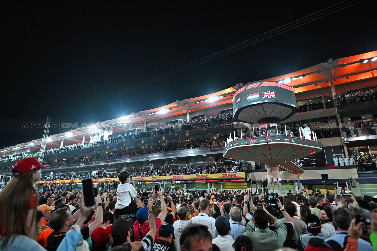 GP ABU DHABI, The podium (L to R): Oscar Piastri (AUS) McLaren, second; Max Verstappen (NLD) Red Bull Racing, vincitore; Lando Norris (GBR) McLaren, third.

07.12.2025. Formula 1 World Championship, Rd 24, Abu Dhabi Grand Prix, Yas Marina Circuit, Abu Dhabi, Gara Day.

- www.xpbimages.com, EMail: requests@xpbimages.com © Copyright: Price / XPB Images