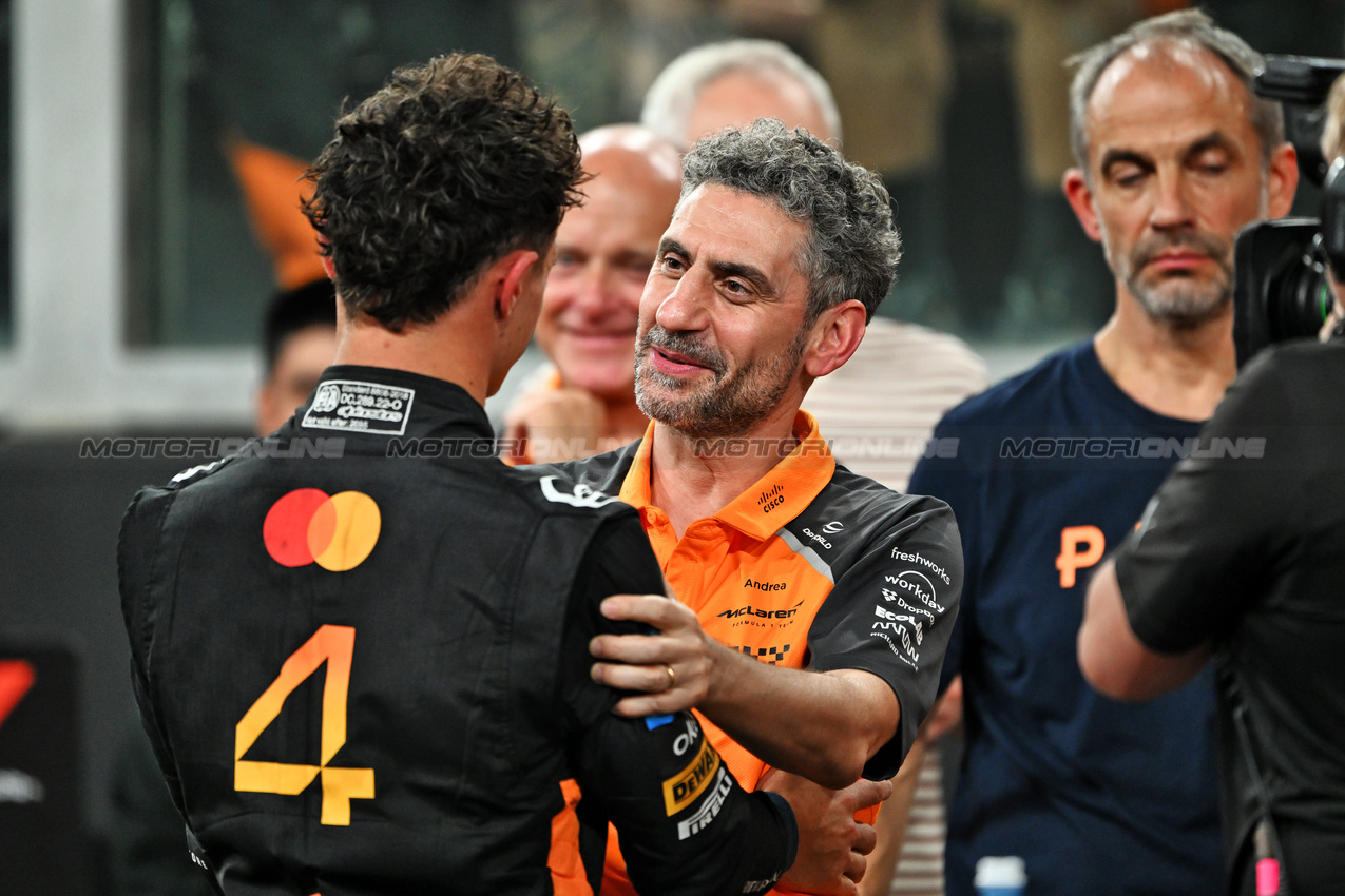 GP ABU DHABI, Third placed World Champion Lando Norris (GBR) McLaren celebrates in parc ferme with Andrea Stella (ITA) McLaren Team Principal.
07.12.2025. Formula 1 World Championship, Rd 24, Abu Dhabi Grand Prix, Yas Marina Circuit, Abu Dhabi, Gara Day.
- www.xpbimages.com, EMail: requests@xpbimages.com © Copyright: Price / XPB Images