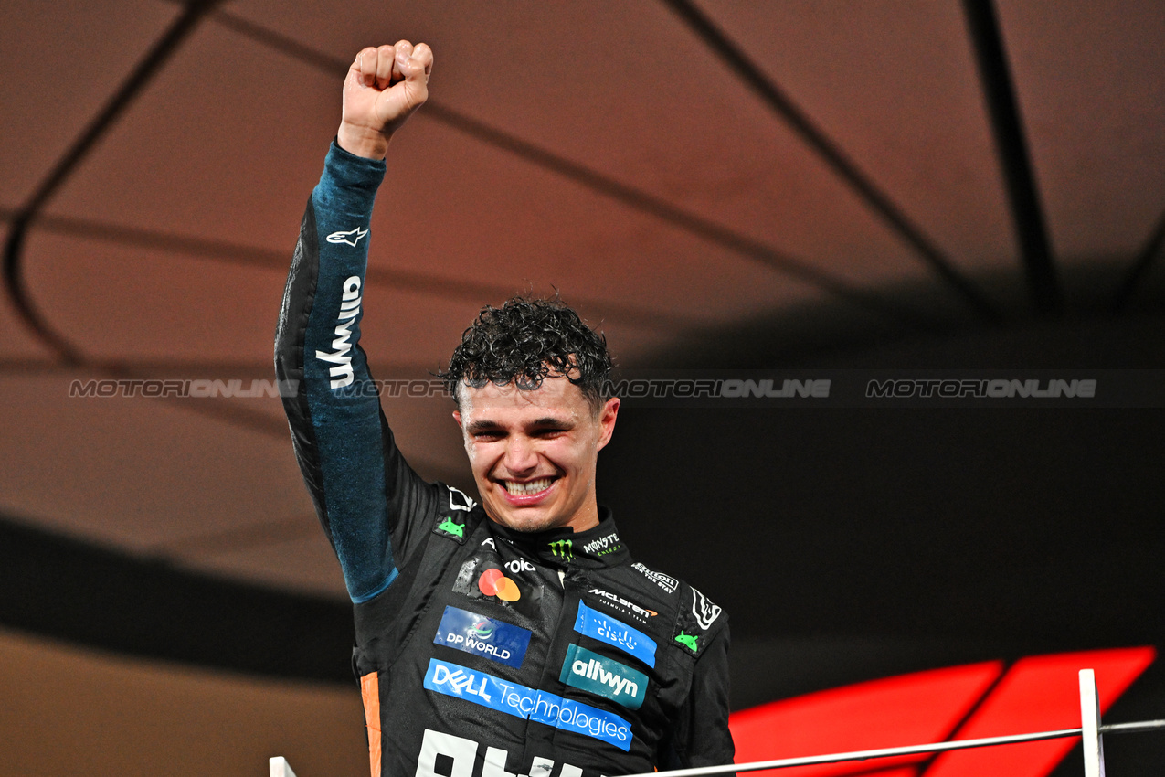 GP ABU DHABI, Third placed World Champion Lando Norris (GBR) McLaren celebrates on the podium.
07.12.2025. Formula 1 World Championship, Rd 24, Abu Dhabi Grand Prix, Yas Marina Circuit, Abu Dhabi, Gara Day.
- www.xpbimages.com, EMail: requests@xpbimages.com © Copyright: Price / XPB Images