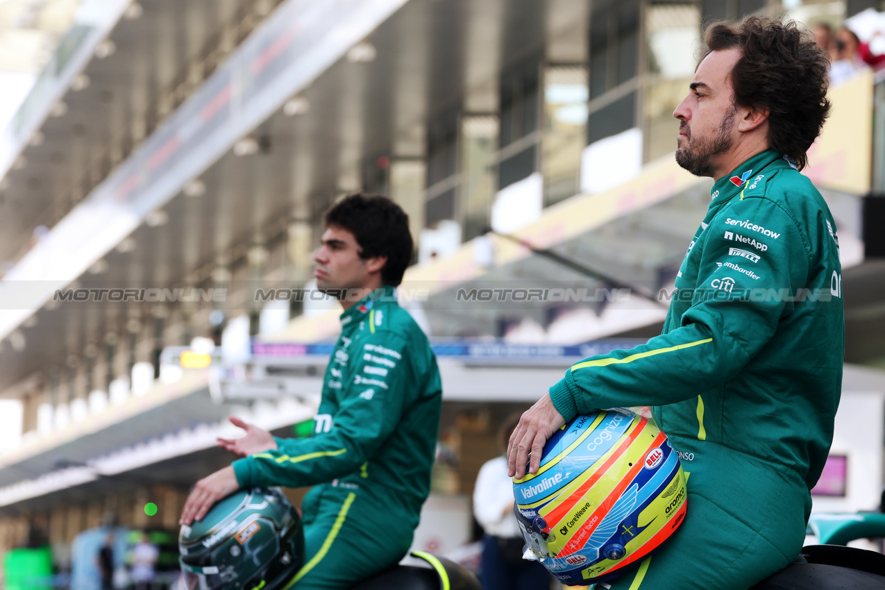 GP ABU DHABI, Fernando Alonso (ESP) Aston Martin F1 Team e Lance Stroll (CDN) Aston Martin F1 Team at a team photograph.

07.12.2025. Formula 1 World Championship, Rd 24, Abu Dhabi Grand Prix, Yas Marina Circuit, Abu Dhabi, Gara Day.

 - www.xpbimages.com, EMail: requests@xpbimages.com © Copyright: Coates / XPB Images