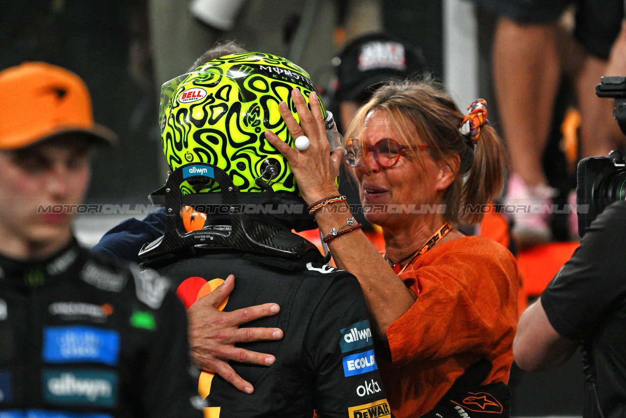 GP ABU DHABI, (L to R): Third placed World Champion Lando Norris (GBR) McLaren celebrates with his mother Cisca Wauman (BEL) in parc ferme.

07.12.2025. Formula 1 World Championship, Rd 24, Abu Dhabi Grand Prix, Yas Marina Circuit, Abu Dhabi, Gara Day.

- www.xpbimages.com, EMail: requests@xpbimages.com © Copyright: Price / XPB Images