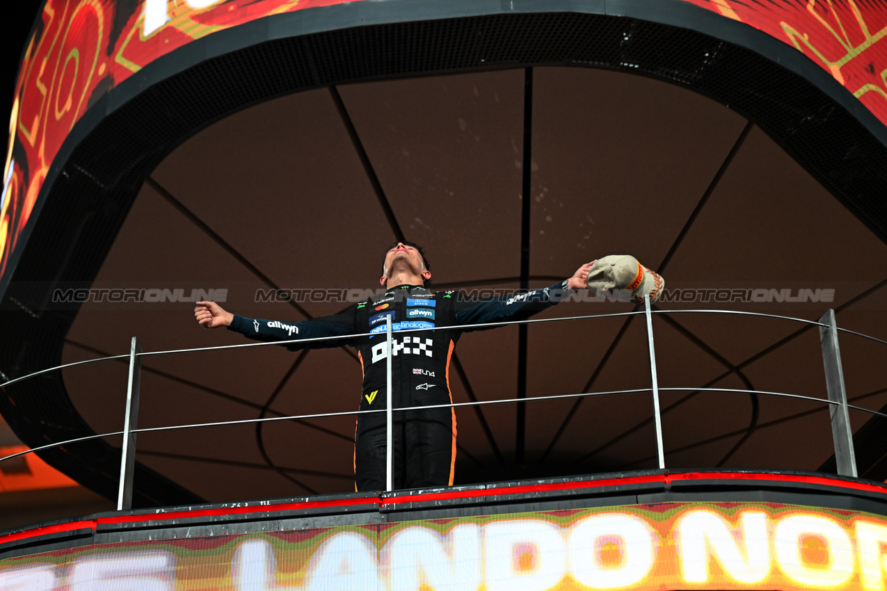 GP ABU DHABI, Third placed World Champion Lando Norris (GBR) McLaren celebrates on the podium.
07.12.2025. Formula 1 World Championship, Rd 24, Abu Dhabi Grand Prix, Yas Marina Circuit, Abu Dhabi, Gara Day.
- www.xpbimages.com, EMail: requests@xpbimages.com © Copyright: Price / XPB Images