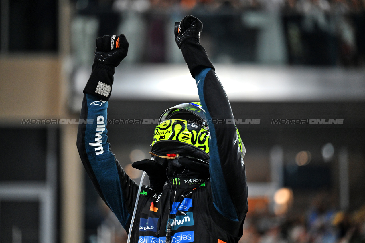 GP ABU DHABI, Third placed World Champion Lando Norris (GBR) McLaren celebrates in parc ferme.
07.12.2025. Formula 1 World Championship, Rd 24, Abu Dhabi Grand Prix, Yas Marina Circuit, Abu Dhabi, Gara Day.
- www.xpbimages.com, EMail: requests@xpbimages.com © Copyright: Price / XPB Images