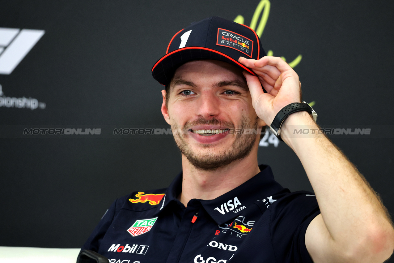GP ABU DHABI, Max Verstappen (NLD) Red Bull Racing in the post race FIA Press Conference.
07.12.2025. Formula 1 World Championship, Rd 24, Abu Dhabi Grand Prix, Yas Marina Circuit, Abu Dhabi, Gara Day.
- www.xpbimages.com, EMail: requests@xpbimages.com © Copyright: Charniaux / XPB Images