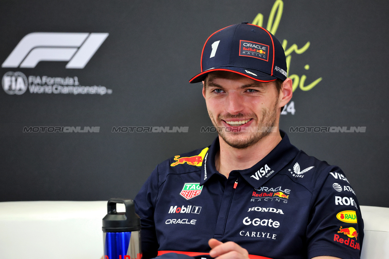 GP ABU DHABI, Max Verstappen (NLD) Red Bull Racing in the post race FIA Press Conference.
07.12.2025. Formula 1 World Championship, Rd 24, Abu Dhabi Grand Prix, Yas Marina Circuit, Abu Dhabi, Gara Day.
- www.xpbimages.com, EMail: requests@xpbimages.com © Copyright: Charniaux / XPB Images