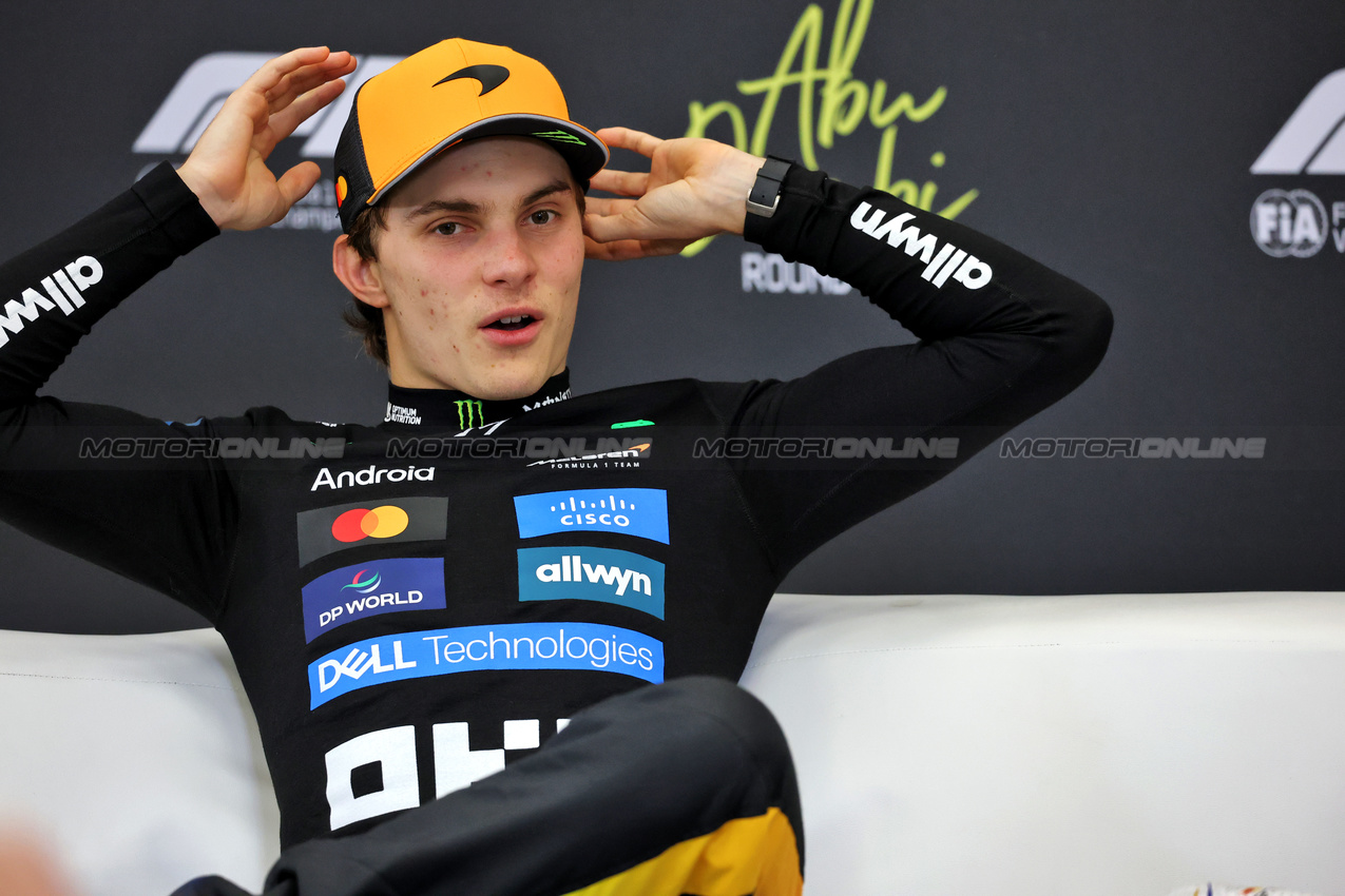 GP ABU DHABI, Oscar Piastri (AUS) McLaren in the post race FIA Press Conference.

07.12.2025. Formula 1 World Championship, Rd 24, Abu Dhabi Grand Prix, Yas Marina Circuit, Abu Dhabi, Gara Day.

- www.xpbimages.com, EMail: requests@xpbimages.com © Copyright: Charniaux / XPB Images