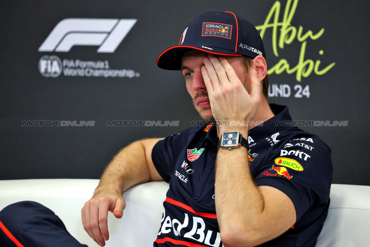 GP ABU DHABI, Max Verstappen (NLD) Red Bull Racing in the post race FIA Press Conference.

07.12.2025. Formula 1 World Championship, Rd 24, Abu Dhabi Grand Prix, Yas Marina Circuit, Abu Dhabi, Gara Day.

- www.xpbimages.com, EMail: requests@xpbimages.com © Copyright: Charniaux / XPB Images