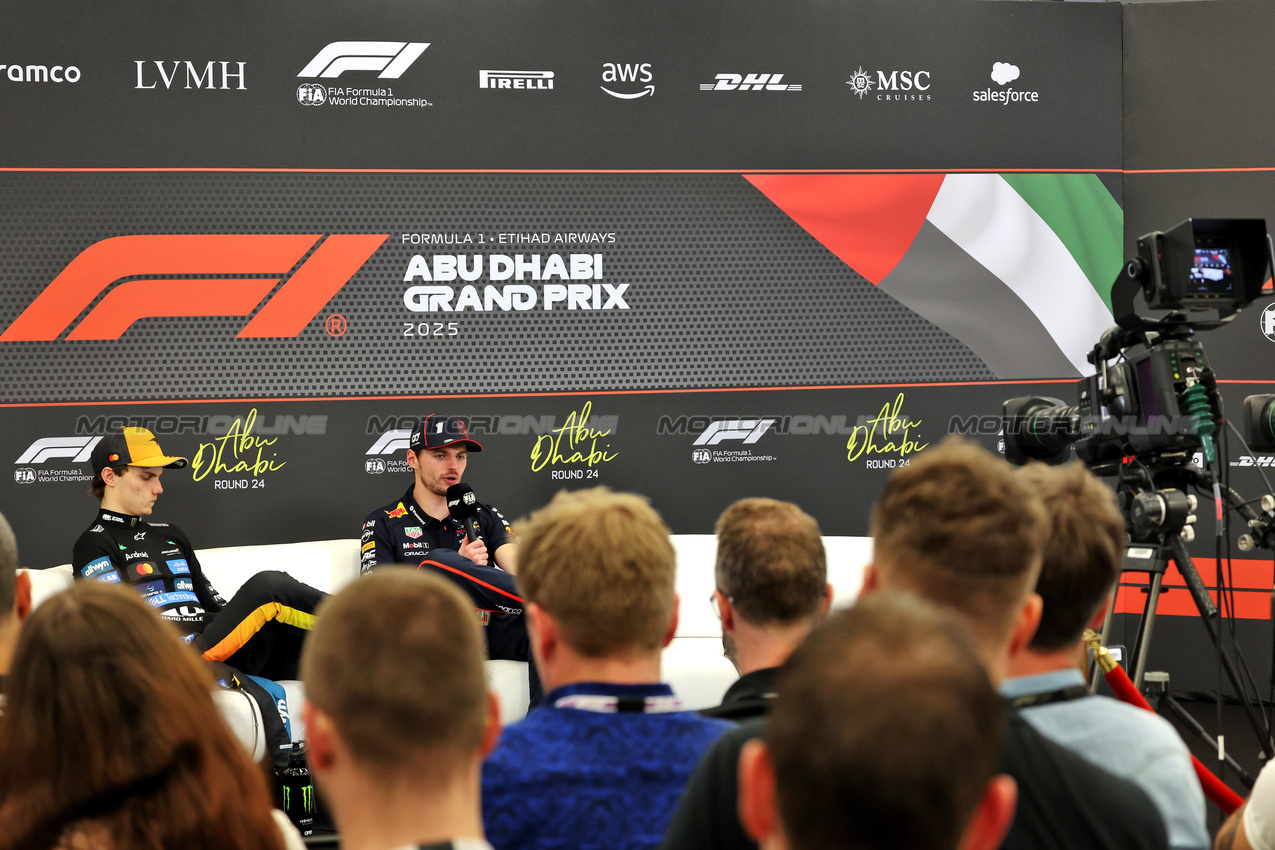 GP ABU DHABI, (L to R): Oscar Piastri (AUS) McLaren e Max Verstappen (NLD) Red Bull Racing in the post race FIA Press Conference.
07.12.2025. Formula 1 World Championship, Rd 24, Abu Dhabi Grand Prix, Yas Marina Circuit, Abu Dhabi, Gara Day.
- www.xpbimages.com, EMail: requests@xpbimages.com © Copyright: Bearne / XPB Images