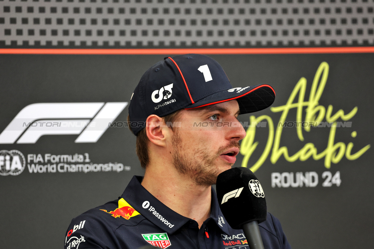 GP ABU DHABI, Max Verstappen (NLD) Red Bull Racing in the post race FIA Press Conference.

07.12.2025. Formula 1 World Championship, Rd 24, Abu Dhabi Grand Prix, Yas Marina Circuit, Abu Dhabi, Gara Day.

- www.xpbimages.com, EMail: requests@xpbimages.com © Copyright: Bearne / XPB Images