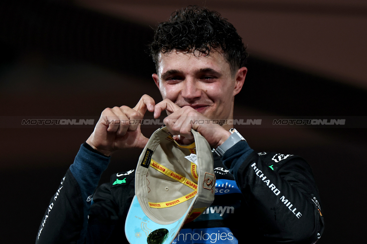 GP ABU DHABI, Third placed World Champion Lando Norris (GBR) McLaren celebrates on the podium.

07.12.2025. Formula 1 World Championship, Rd 24, Abu Dhabi Grand Prix, Yas Marina Circuit, Abu Dhabi, Gara Day.

 - www.xpbimages.com, EMail: requests@xpbimages.com © Copyright: Coates / XPB Images