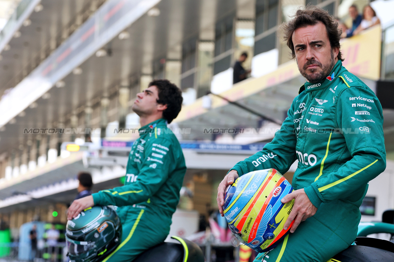 GP ABU DHABI, Fernando Alonso (ESP) Aston Martin F1 Team e Lance Stroll (CDN) Aston Martin F1 Team at a team photograph.

07.12.2025. Formula 1 World Championship, Rd 24, Abu Dhabi Grand Prix, Yas Marina Circuit, Abu Dhabi, Gara Day.

 - www.xpbimages.com, EMail: requests@xpbimages.com © Copyright: Coates / XPB Images