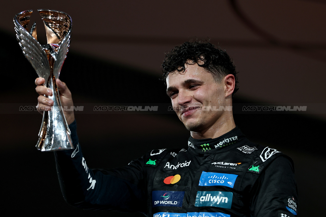 GP ABU DHABI, Third placed World Champion Lando Norris (GBR) McLaren celebrates on the podium.
07.12.2025. Formula 1 World Championship, Rd 24, Abu Dhabi Grand Prix, Yas Marina Circuit, Abu Dhabi, Gara Day.
- www.xpbimages.com, EMail: requests@xpbimages.com © Copyright: Coates / XPB Images
