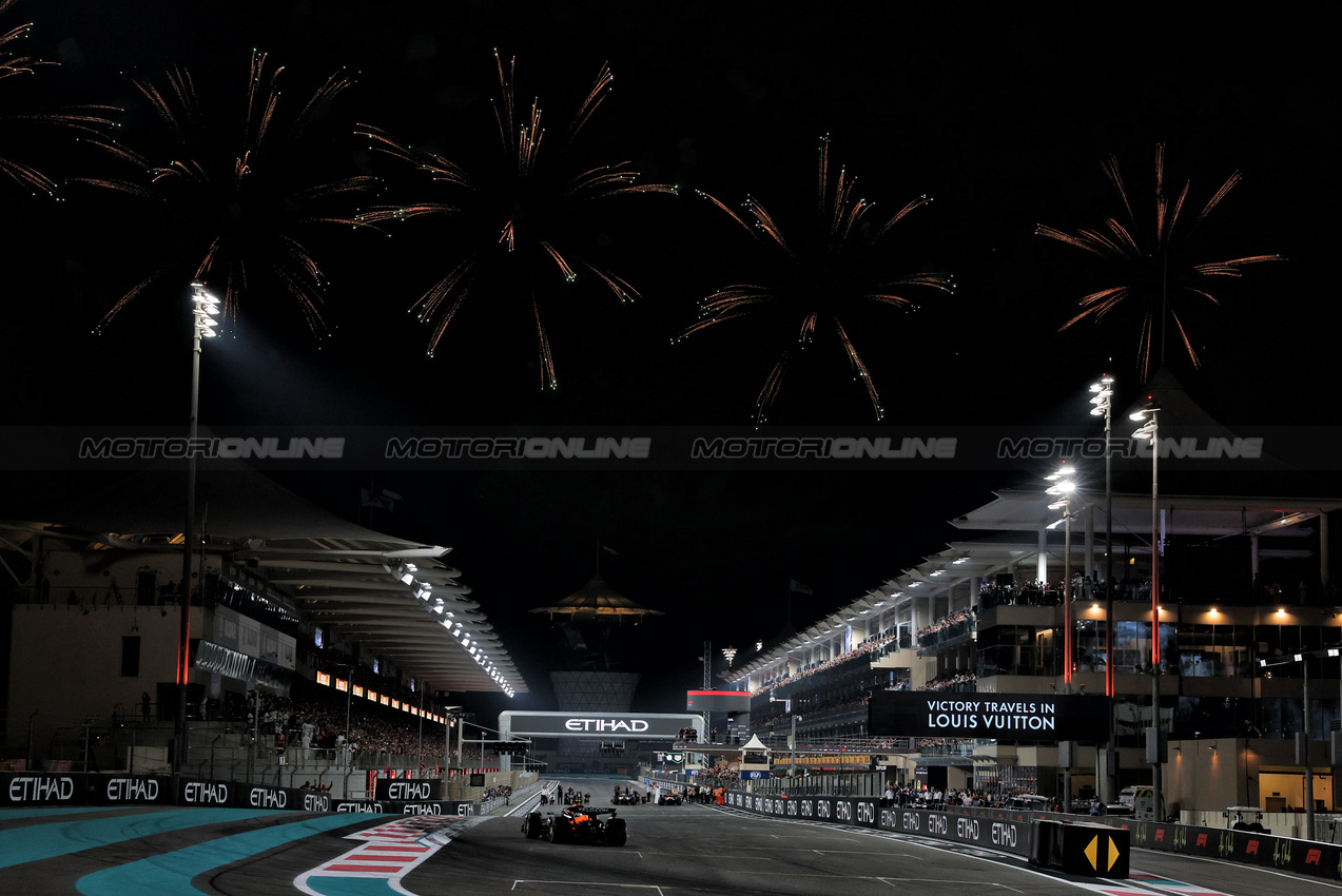 GP ABU DHABI, Oscar Piastri (AUS) McLaren MCL39 at the end of the race.

07.12.2025. Formula 1 World Championship, Rd 24, Abu Dhabi Grand Prix, Yas Marina Circuit, Abu Dhabi, Gara Day.

- www.xpbimages.com, EMail: requests@xpbimages.com © Copyright: Moy / XPB Images