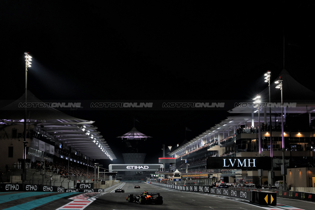 GP ABU DHABI, Lando Norris (GBR) McLaren MCL39.

07.12.2025. Formula 1 World Championship, Rd 24, Abu Dhabi Grand Prix, Yas Marina Circuit, Abu Dhabi, Gara Day.

- www.xpbimages.com, EMail: requests@xpbimages.com © Copyright: Moy / XPB Images