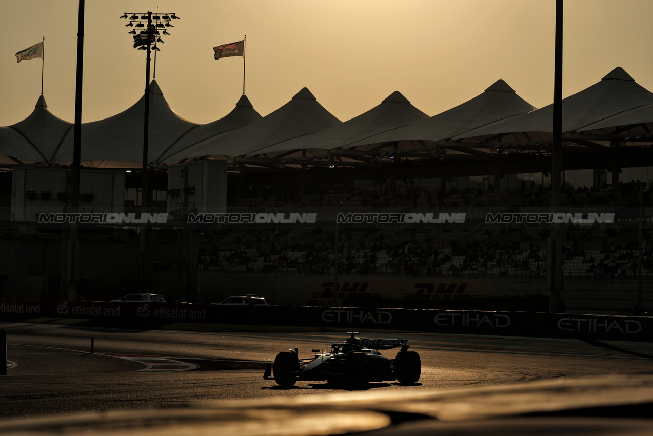 GP ABU DHABI, Fernando Alonso (ESP) Aston Martin F1 Team AMR25.
07.12.2025. Formula 1 World Championship, Rd 24, Abu Dhabi Grand Prix, Yas Marina Circuit, Abu Dhabi, Gara Day.
- www.xpbimages.com, EMail: requests@xpbimages.com © Copyright: Moy / XPB Images