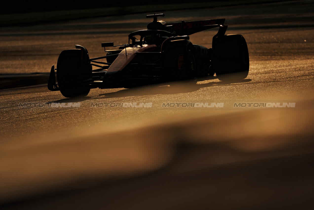 GP ABU DHABI, Oscar Piastri (AUS) McLaren MCL39.
07.12.2025. Formula 1 World Championship, Rd 24, Abu Dhabi Grand Prix, Yas Marina Circuit, Abu Dhabi, Gara Day.
- www.xpbimages.com, EMail: requests@xpbimages.com © Copyright: Moy / XPB Images