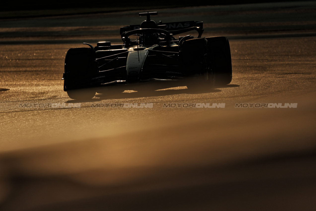 GP ABU DHABI, George Russell (GBR) Mercedes AMG F1 W16.
07.12.2025. Formula 1 World Championship, Rd 24, Abu Dhabi Grand Prix, Yas Marina Circuit, Abu Dhabi, Gara Day.
- www.xpbimages.com, EMail: requests@xpbimages.com © Copyright: Moy / XPB Images