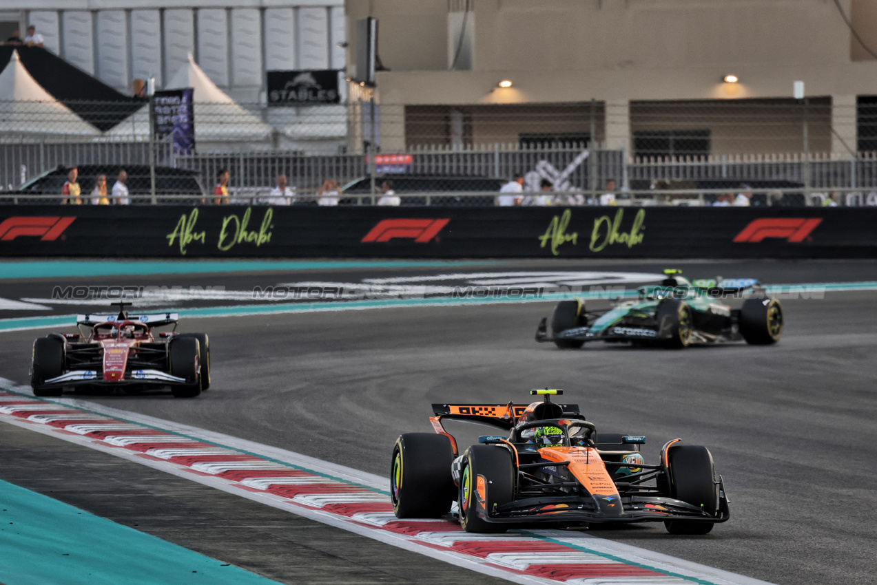 GP ABU DHABI, Lando Norris (GBR) McLaren MCL39.

07.12.2025. Formula 1 World Championship, Rd 24, Abu Dhabi Grand Prix, Yas Marina Circuit, Abu Dhabi, Gara Day.

- www.xpbimages.com, EMail: requests@xpbimages.com © Copyright: Moy / XPB Images