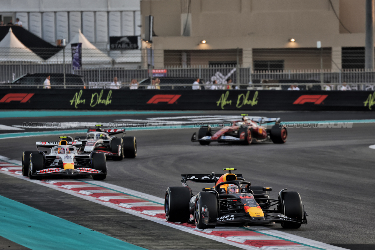 GP ABU DHABI, Yuki Tsunoda (JPN) Red Bull Racing RB21.
07.12.2025. Formula 1 World Championship, Rd 24, Abu Dhabi Grand Prix, Yas Marina Circuit, Abu Dhabi, Gara Day.
- www.xpbimages.com, EMail: requests@xpbimages.com © Copyright: Moy / XPB Images