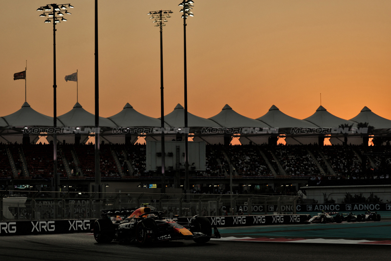 GP ABU DHABI, Yuki Tsunoda (JPN) Red Bull Racing RB21.

07.12.2025. Formula 1 World Championship, Rd 24, Abu Dhabi Grand Prix, Yas Marina Circuit, Abu Dhabi, Gara Day.

- www.xpbimages.com, EMail: requests@xpbimages.com © Copyright: Moy / XPB Images