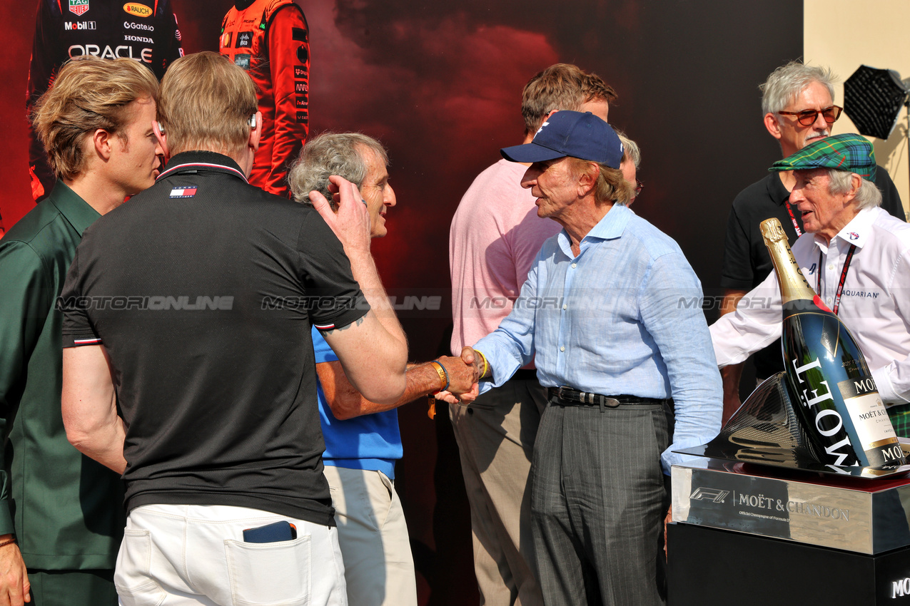 GP ABU DHABI, (L to R): Nico Rosberg (GER); Mika Hakkinen (FIN); Alain Prost (FRA); Enzo Fittiapldi (BRA) Red Bull Academy Driver; Jenson Button (GBR); Jacques Villeneuve (CDN); Damon Hill (GBR); e Jackie Stewart (GBR).

07.12.2025. Formula 1 World Championship, Rd 24, Abu Dhabi Grand Prix, Yas Marina Circuit, Abu Dhabi, Gara Day.

- www.xpbimages.com, EMail: requests@xpbimages.com © Copyright: Batchelor / XPB Images