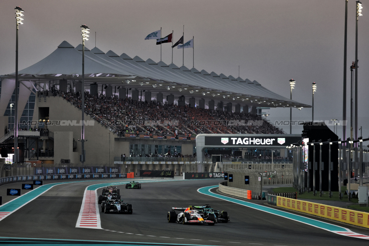 GP ABU DHABI, Liam Lawson (NZL) Racing Bulls VCARB 02 e George Russell (GBR) Mercedes AMG F1 W16 battle for position.
07.12.2025. Formula 1 World Championship, Rd 24, Abu Dhabi Grand Prix, Yas Marina Circuit, Abu Dhabi, Gara Day.
- www.xpbimages.com, EMail: requests@xpbimages.com © Copyright: Moy / XPB Images