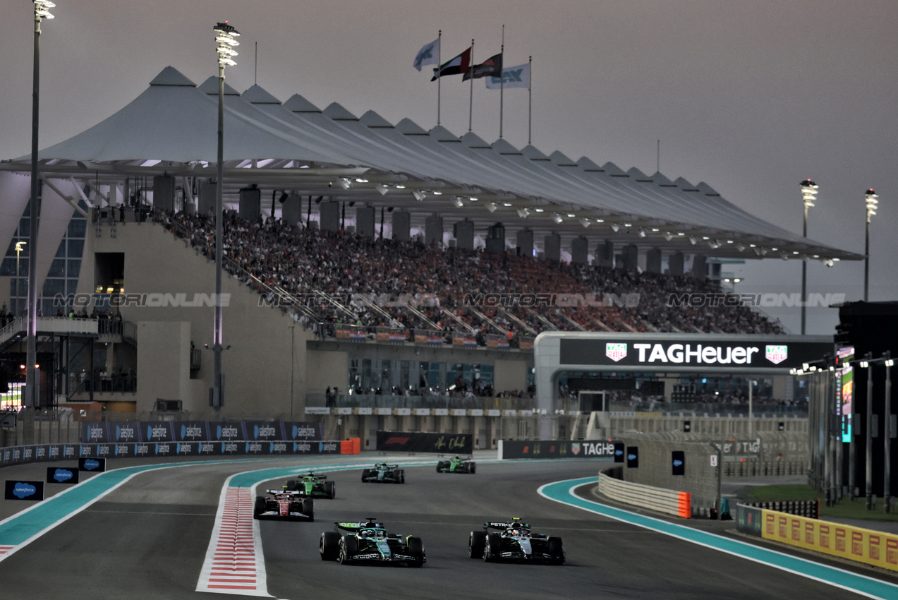 GP ABU DHABI, Lance Stroll (CDN) Aston Martin F1 Team AMR25 e Andrea Kimi Antonelli (ITA) Mercedes AMG F1 W16 battle for position.
07.12.2025. Formula 1 World Championship, Rd 24, Abu Dhabi Grand Prix, Yas Marina Circuit, Abu Dhabi, Gara Day.
- www.xpbimages.com, EMail: requests@xpbimages.com © Copyright: Moy / XPB Images