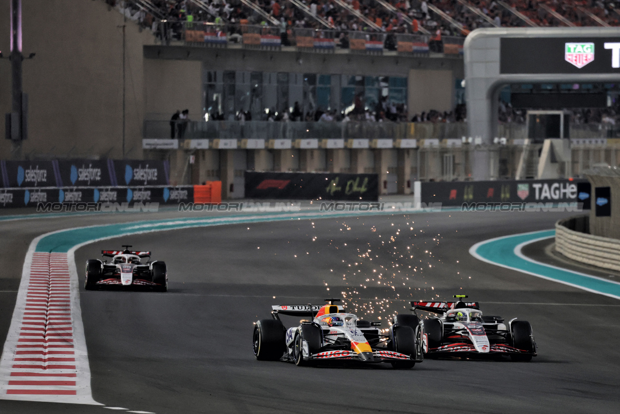 GP ABU DHABI, Isack Hadjar (FRA) Racing Bulls VCARB 02 e Oliver Bearman (GBR) Haas VF-25 battle for position.

07.12.2025. Formula 1 World Championship, Rd 24, Abu Dhabi Grand Prix, Yas Marina Circuit, Abu Dhabi, Gara Day.

- www.xpbimages.com, EMail: requests@xpbimages.com © Copyright: Moy / XPB Images