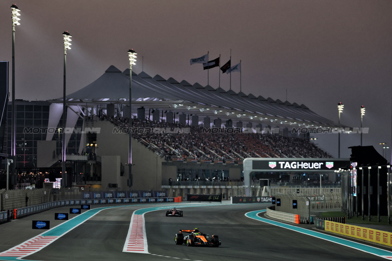 GP ABU DHABI, Lando Norris (GBR) McLaren MCL39.

07.12.2025. Formula 1 World Championship, Rd 24, Abu Dhabi Grand Prix, Yas Marina Circuit, Abu Dhabi, Gara Day.

- www.xpbimages.com, EMail: requests@xpbimages.com © Copyright: Moy / XPB Images