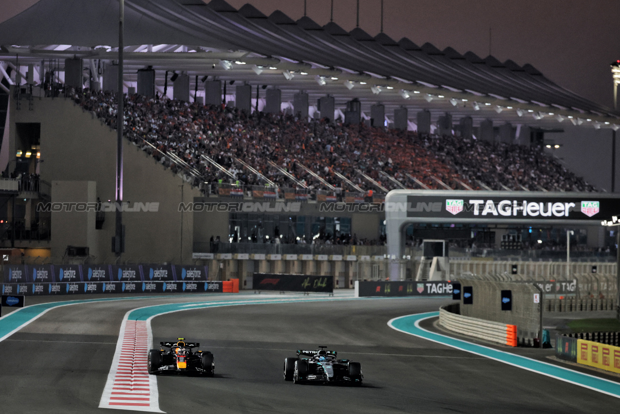 GP ABU DHABI, Yuki Tsunoda (JPN) Red Bull Racing RB21 e George Russell (GBR) Mercedes AMG F1 W16 battle for position.
07.12.2025. Formula 1 World Championship, Rd 24, Abu Dhabi Grand Prix, Yas Marina Circuit, Abu Dhabi, Gara Day.
- www.xpbimages.com, EMail: requests@xpbimages.com © Copyright: Moy / XPB Images