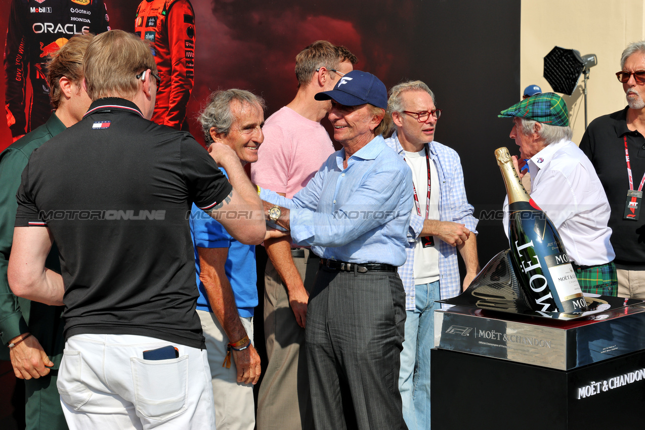GP ABU DHABI, (L to R): Nico Rosberg (GER); Mika Hakkinen (FIN); Alain Prost (FRA); Enzo Fittiapldi (BRA) Red Bull Academy Driver; Jenson Button (GBR); Jacques Villeneuve (CDN); Jackie Stewart (GBR); e Damon Hill (GBR).
07.12.2025. Formula 1 World Championship, Rd 24, Abu Dhabi Grand Prix, Yas Marina Circuit, Abu Dhabi, Gara Day.
- www.xpbimages.com, EMail: requests@xpbimages.com © Copyright: Batchelor / XPB Images