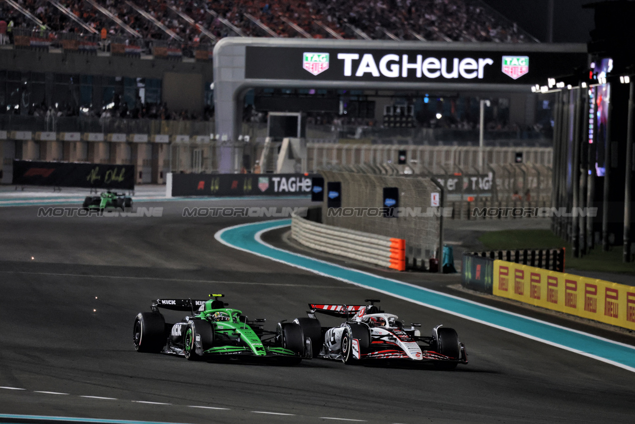 GP ABU DHABI, Gabriel Bortoleto (BRA) Sauber C45 e Esteban Ocon (FRA) Haas VF-25 battle for position.
07.12.2025. Formula 1 World Championship, Rd 24, Abu Dhabi Grand Prix, Yas Marina Circuit, Abu Dhabi, Gara Day.
- www.xpbimages.com, EMail: requests@xpbimages.com © Copyright: Moy / XPB Images