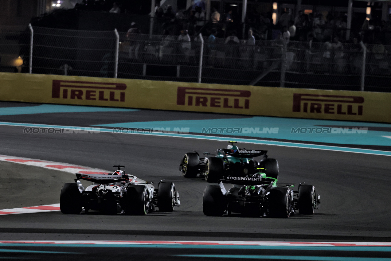 GP ABU DHABI, Gabriel Bortoleto (BRA) Sauber C45 e Esteban Ocon (FRA) Haas VF-25 battle for position.

07.12.2025. Formula 1 World Championship, Rd 24, Abu Dhabi Grand Prix, Yas Marina Circuit, Abu Dhabi, Gara Day.

- www.xpbimages.com, EMail: requests@xpbimages.com © Copyright: Moy / XPB Images
