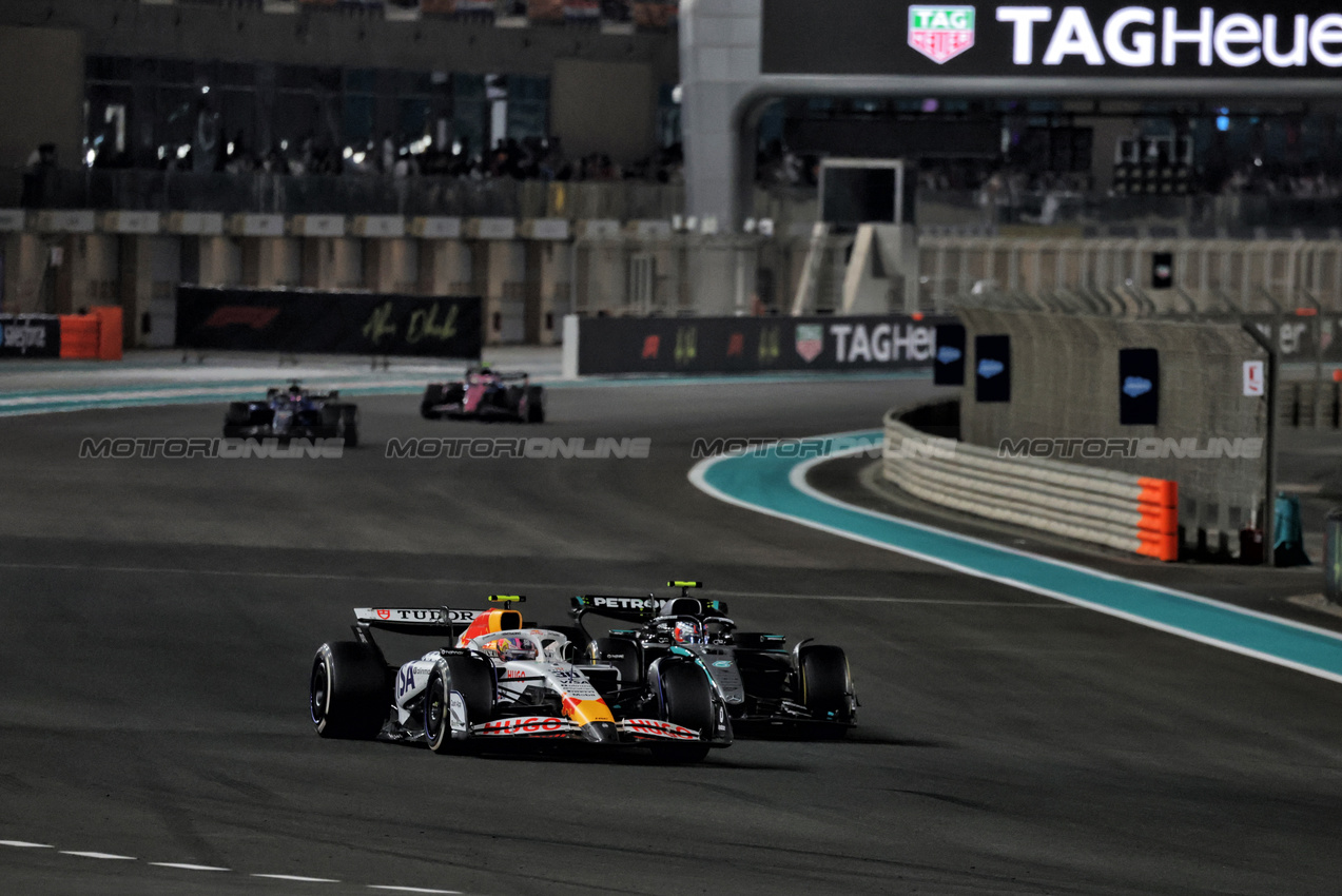 GP ABU DHABI, Liam Lawson (NZL) Racing Bulls VCARB 02 e Andrea Kimi Antonelli (ITA) Mercedes AMG F1 W16 battle for position.
07.12.2025. Formula 1 World Championship, Rd 24, Abu Dhabi Grand Prix, Yas Marina Circuit, Abu Dhabi, Gara Day.
- www.xpbimages.com, EMail: requests@xpbimages.com © Copyright: Moy / XPB Images