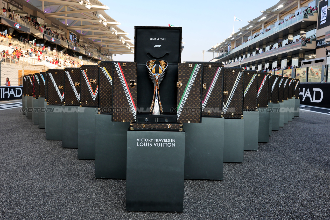 GP ABU DHABI, griglia Atmosfera - drivers' World Championship trophy.
07.12.2025. Formula 1 World Championship, Rd 24, Abu Dhabi Grand Prix, Yas Marina Circuit, Abu Dhabi, Gara Day.
- www.xpbimages.com, EMail: requests@xpbimages.com © Copyright: Moy / XPB Images