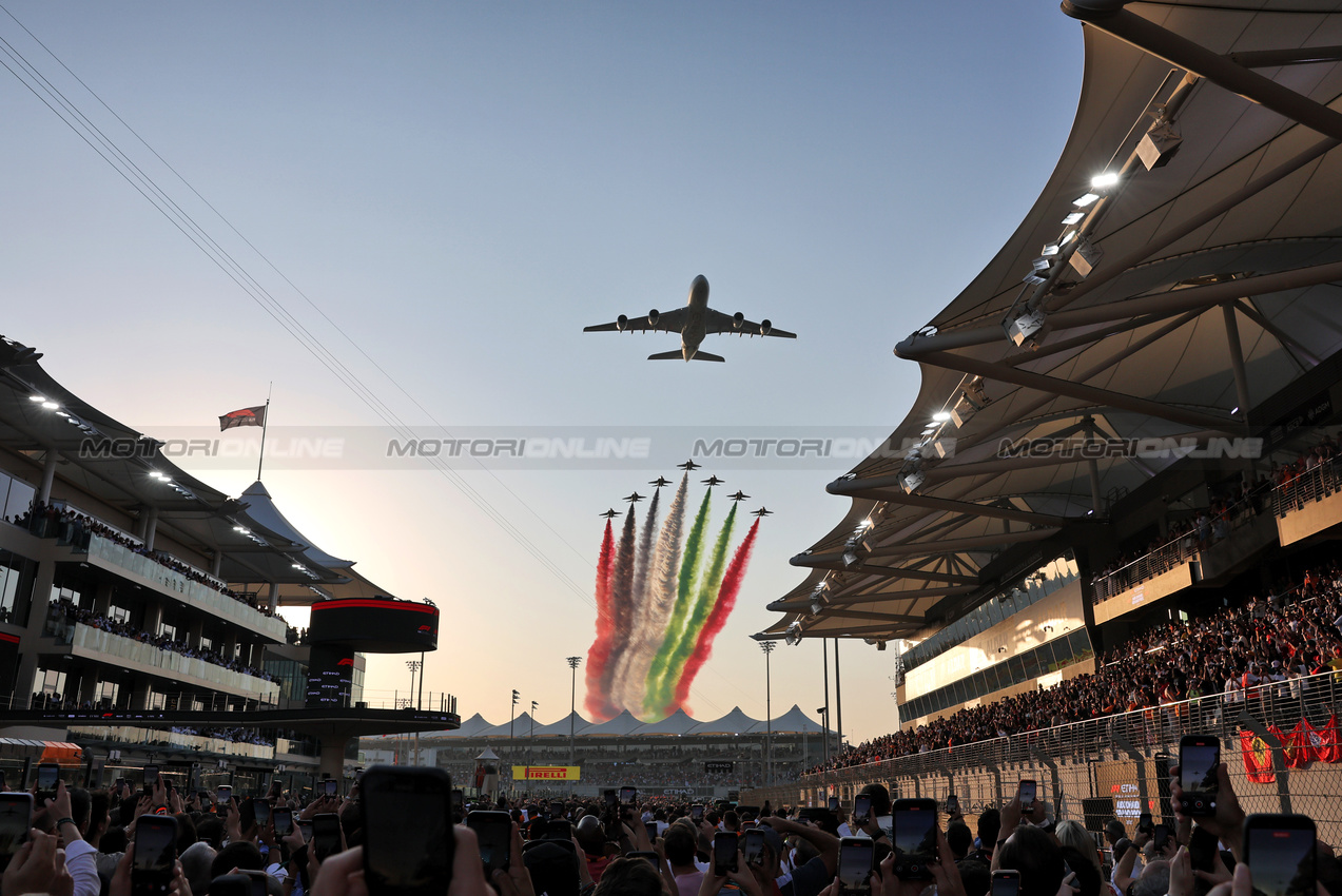 GP ABU DHABI, griglia Atmosfera - air display.

07.12.2025. Formula 1 World Championship, Rd 24, Abu Dhabi Grand Prix, Yas Marina Circuit, Abu Dhabi, Gara Day.

- www.xpbimages.com, EMail: requests@xpbimages.com © Copyright: Moy / XPB Images