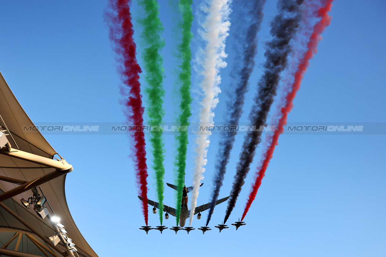 GP ABU DHABI, griglia Atmosfera - air display.

07.12.2025. Formula 1 World Championship, Rd 24, Abu Dhabi Grand Prix, Yas Marina Circuit, Abu Dhabi, Gara Day.

- www.xpbimages.com, EMail: requests@xpbimages.com © Copyright: Moy / XPB Images