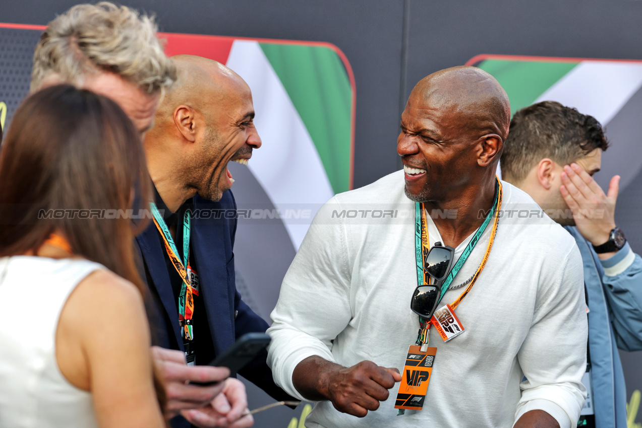 GP ABU DHABI, (L to R): Thierry Henry (FRA) Former Football Playe on the grid with Terry Crews (USA) Actor.

07.12.2025. Formula 1 World Championship, Rd 24, Abu Dhabi Grand Prix, Yas Marina Circuit, Abu Dhabi, Gara Day.

- www.xpbimages.com, EMail: requests@xpbimages.com © Copyright: Moy / XPB Images