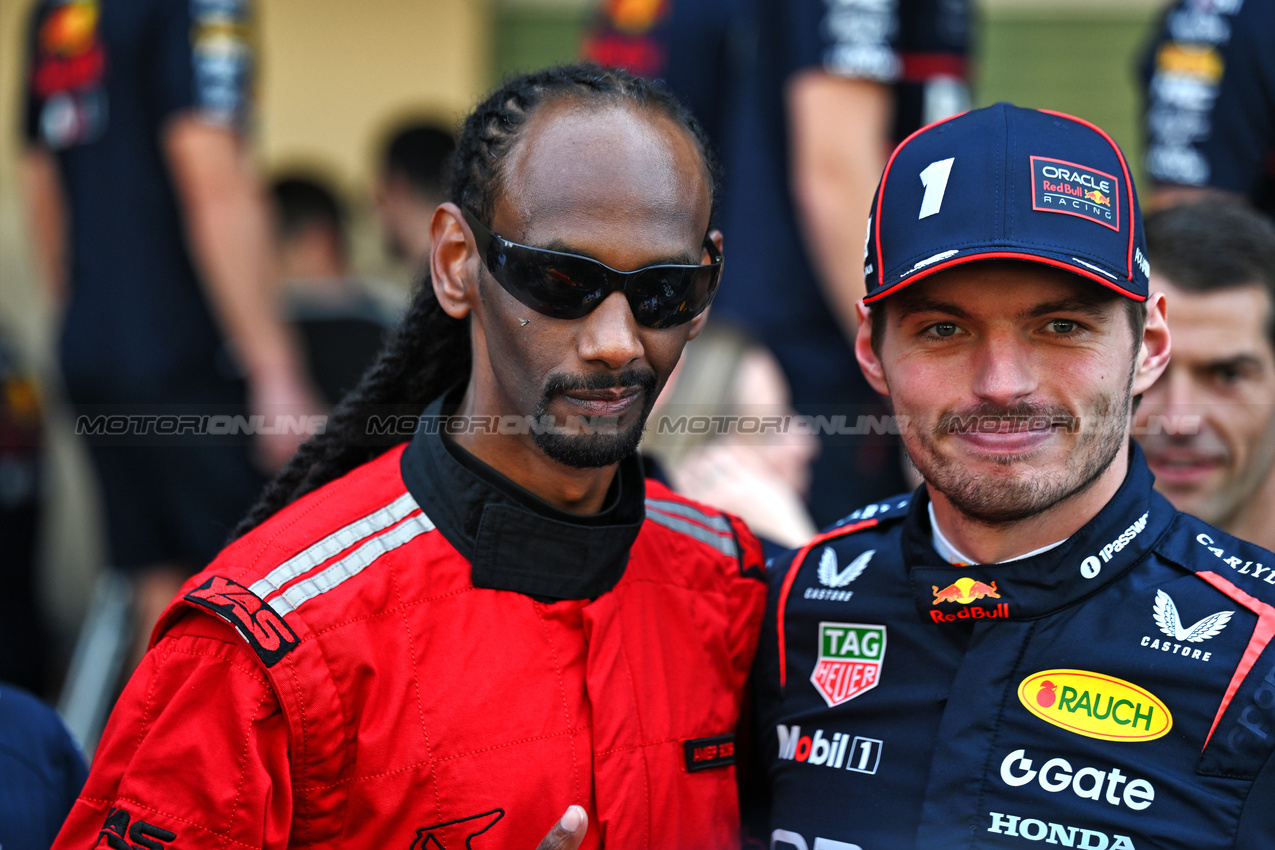 GP ABU DHABI, Max Verstappen (NLD) Red Bull Racing with a guest.
07.12.2025. Formula 1 World Championship, Rd 24, Abu Dhabi Grand Prix, Yas Marina Circuit, Abu Dhabi, Gara Day.
- www.xpbimages.com, EMail: requests@xpbimages.com © Copyright: Price / XPB Images