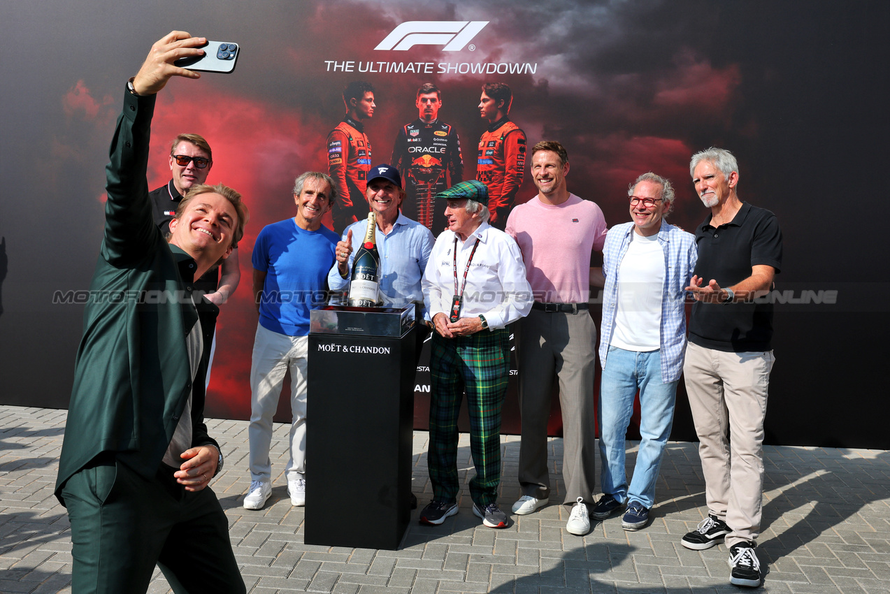 GP ABU DHABI, Former F1 World Champions (L to R): Mika Hakkinen (FIN); Nico Rosberg (GER); Alain Prost (FRA); Emerson Fittipaldi (BRA); Jackie Stewart (GBR); Jenson Button (GBR); Jacques Villeneuve (CDN); e Damon Hill (GBR).
07.12.2025. Formula 1 World Championship, Rd 24, Abu Dhabi Grand Prix, Yas Marina Circuit, Abu Dhabi, Gara Day.
- www.xpbimages.com, EMail: requests@xpbimages.com © Copyright: Moy / XPB Images