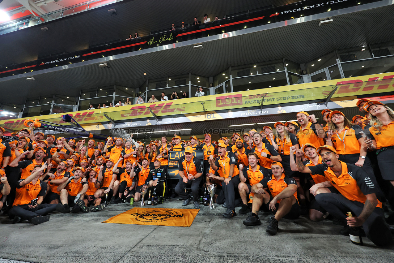 GP ABU DHABI, World Champion Lando Norris (GBR) McLaren celebrates with the team.

07.12.2025. Formula 1 World Championship, Rd 24, Abu Dhabi Grand Prix, Yas Marina Circuit, Abu Dhabi, Gara Day.

- www.xpbimages.com, EMail: requests@xpbimages.com © Copyright: Bearne / XPB Images