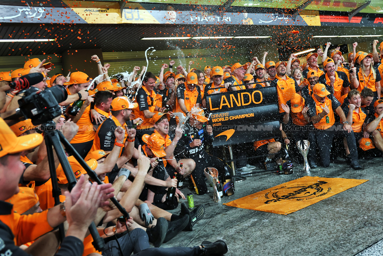 GP ABU DHABI, World Champion Lando Norris (GBR) McLaren celebrates with the team.

07.12.2025. Formula 1 World Championship, Rd 24, Abu Dhabi Grand Prix, Yas Marina Circuit, Abu Dhabi, Gara Day.

- www.xpbimages.com, EMail: requests@xpbimages.com © Copyright: Batchelor / XPB Images