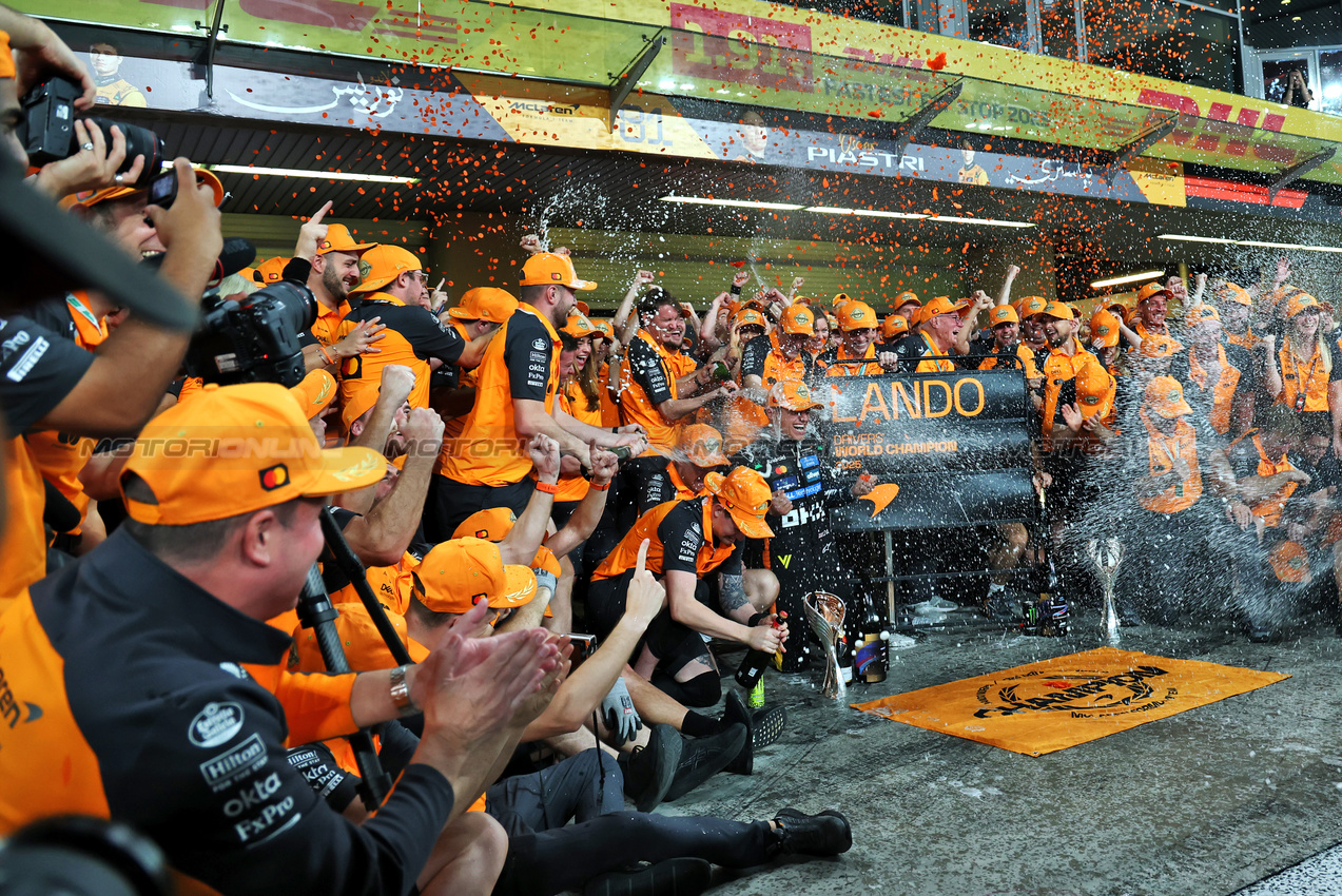 GP ABU DHABI, World Champion Lando Norris (GBR) McLaren celebrates with the team.

07.12.2025. Formula 1 World Championship, Rd 24, Abu Dhabi Grand Prix, Yas Marina Circuit, Abu Dhabi, Gara Day.

- www.xpbimages.com, EMail: requests@xpbimages.com © Copyright: Batchelor / XPB Images