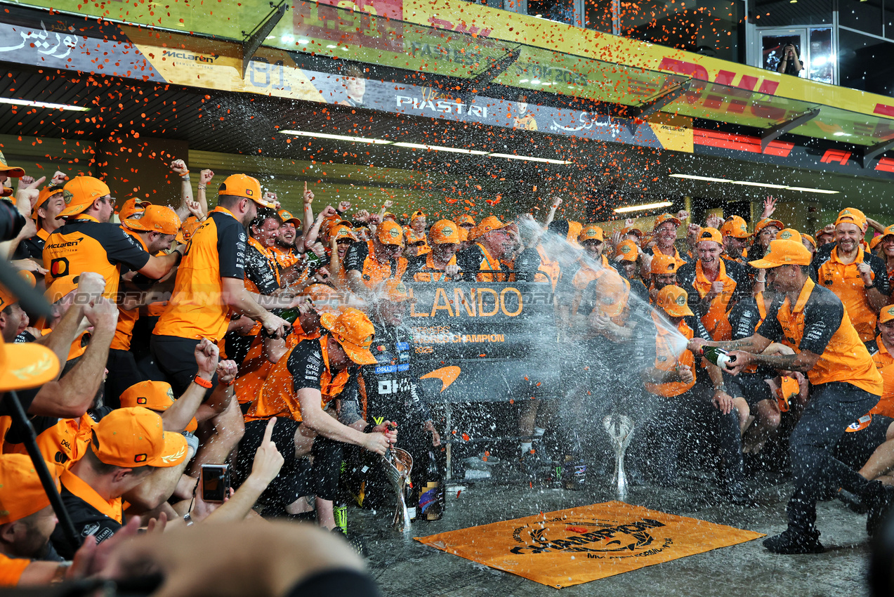 GP ABU DHABI, World Champion Lando Norris (GBR) McLaren celebrates with the team.
07.12.2025. Formula 1 World Championship, Rd 24, Abu Dhabi Grand Prix, Yas Marina Circuit, Abu Dhabi, Gara Day.
- www.xpbimages.com, EMail: requests@xpbimages.com © Copyright: Batchelor / XPB Images